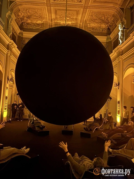 В БДТ зависла гигантская сфера и реагирует на зрителей. Инсталляция станет площадкой для диалога о науке и искусстве | Источник: «Фонтанка.ру»