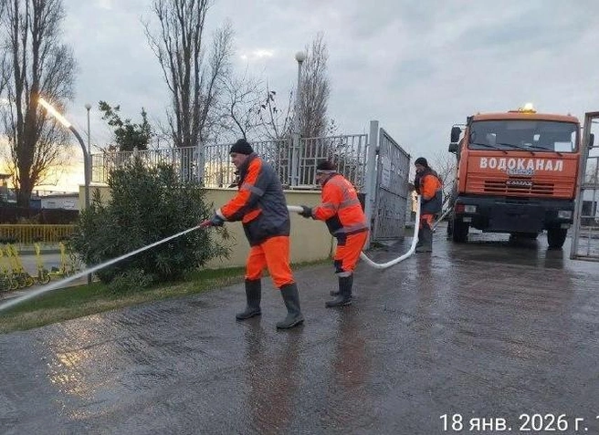 После завершения ремонтных работ сотрудники провели санитарную обработку территории. | Источник: Пресс-служба Водоканала Сочи