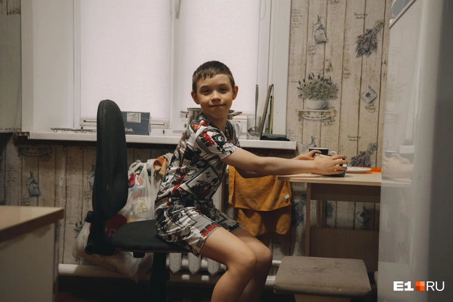 Раз в три месяца родители возят Ярослава на реабилитацию в Екатеринбург. Школьник, несмотря на проблемы со здоровьем, очень творческий парень | Источник: Кирилл Кушнов / E1.RU
