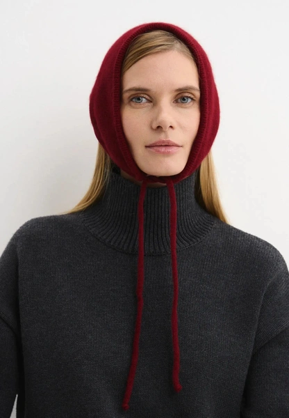 Шерстяная косынка — лучшая альтернатива шапкам (без вреда для прически)