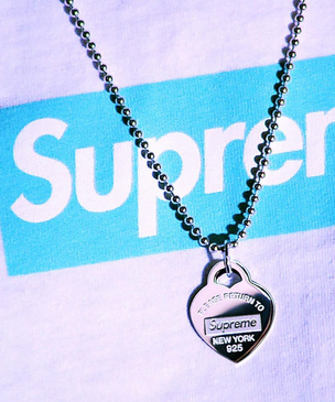 Самая неожиданная коллаборация сезона: Tiffany x Co. и Supreme выпустили коллекцию украшений