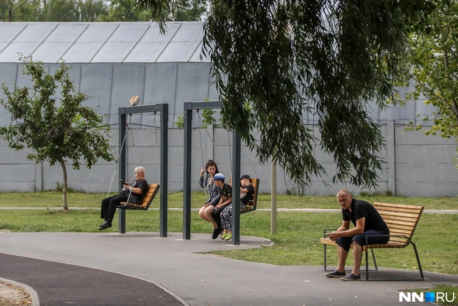 В парке установлены новые скамейки и качели | Источник: Наталья Бурухина / NN.RU