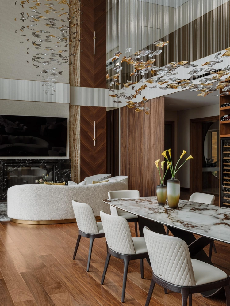 Гостиная. Заказчики предупредили, что в доме предполагаются большие мероприятия и праздники, поэтому Юлия Айтекенова спроектировала гостиную площадью 105 кв.м. | Источник: Ольга Шангина