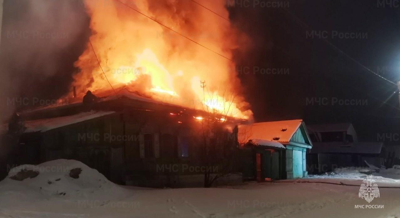 Мужчина погиб на пожаре в частном деревянном доме на улице Калинина в Зиме,  а на пожаре в многоэтажке в Усолье-Сибирском спасли 15 человек - 8 февраля  2023 - ИРСИТИ.ру