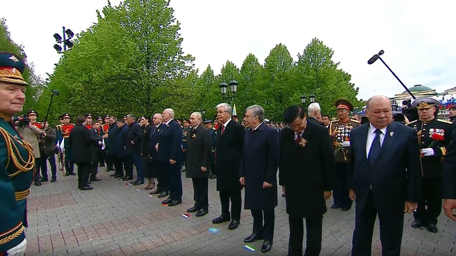 Перед началом лидеры выстроились в ряд, перед каждым из них находилась разметка с флагами их стран. | Источник: Ruptly