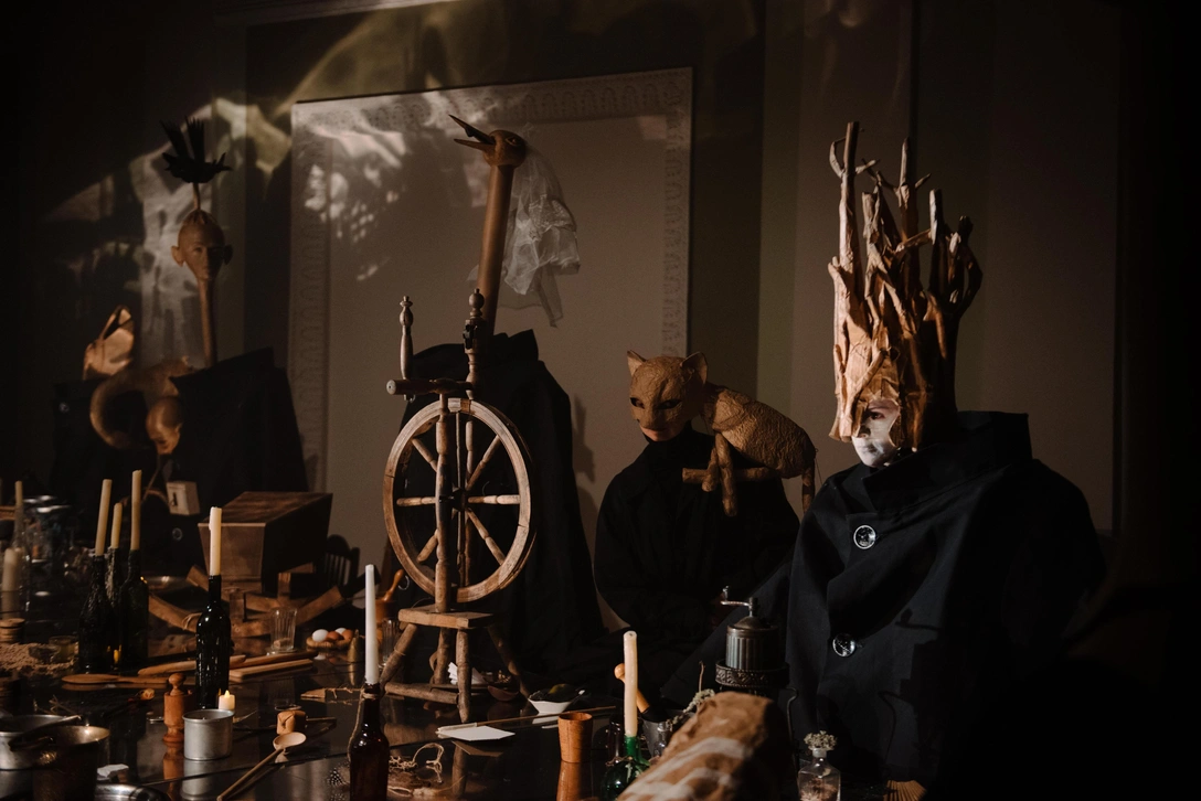 Спектакль-перформанс «Сон Татьяны» в Москонцерте совмещает в себе жанры «Театра художника», звукового-шумового и иммерсивного театра. Зрители попадают в пространство зачарованного леса, в котором оживают персонажи страшного сна, и оказываются на фантастическом пиршестве-гадании чудовищ (актеры и механические куклы). | Источник: Алиса Калинина