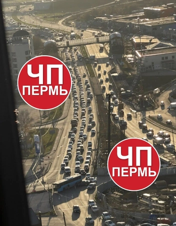 От такого количества машин рябит в глазах | Источник: ЧП Пермь / Telegram