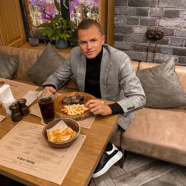 «Один сидишь, уминаешь»: подписчики раскритиковали Тарасова за то, что тот поужинал в ресторане без жены
