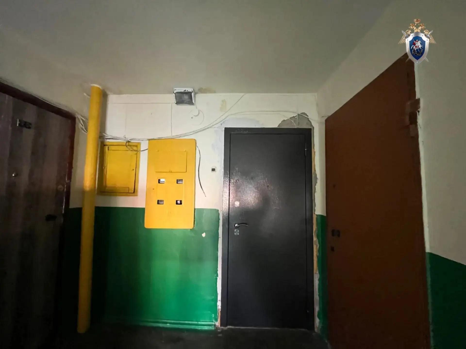Пьяный челябинец закрыл в своей квартире приехавших на вызов медиков и угрожал им пистолетом