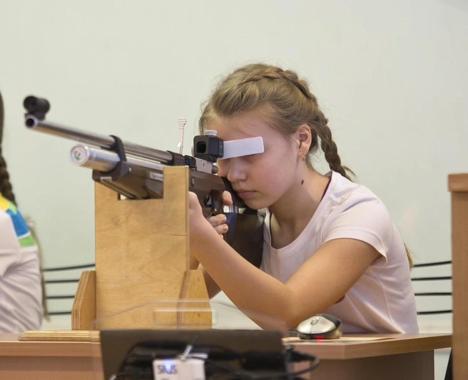 Пулевая стрельба&nbsp;может быть интересна не только мальчишкам, но и девочкам | Источник: спорткомплекс «Факел» / Vk.com