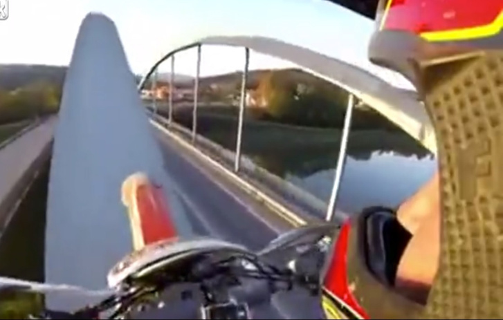 Отчаянный байкер проехал по арке моста (видео от первого лица)