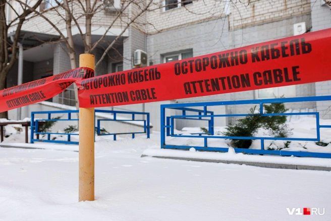 Сигнальные ленты до сих пор напоминают о ночном ЧП | Источник: Алексей Волхонский / V1.RU