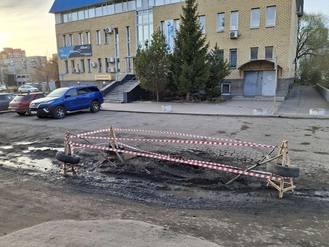 Вокруг ямы поставили распорки и натянули ленту | Источник: пресс-служба администрации города Омска