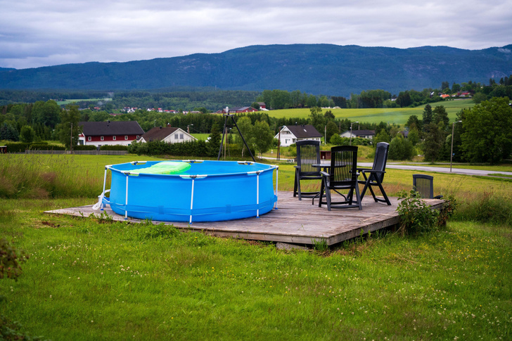 Как ухаживать за бассейном на даче: средства для очистки воды и полезные советы