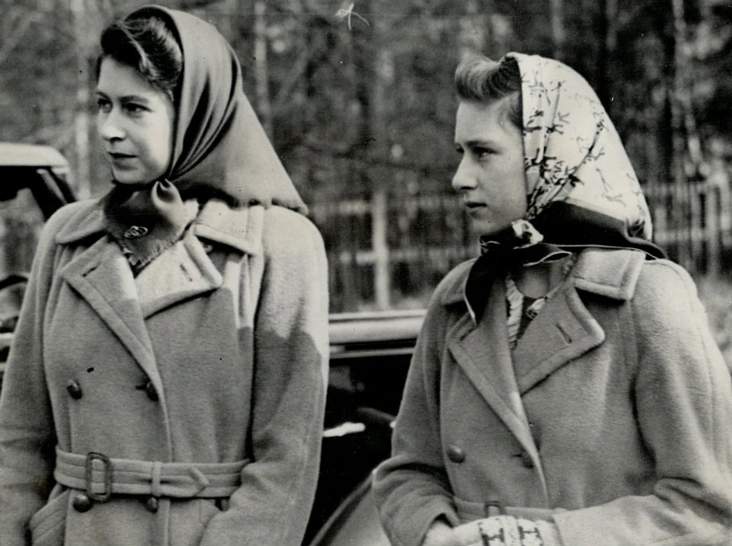 Принцесса Елизавета и принцесса Маргарет во время посадки деревьев по инициативе Красного Креста, 1945