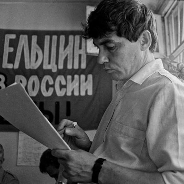 Виктор Курочкин во время заседания штаба сопротивления путчистам | Источник: Евгений Епанчинцев