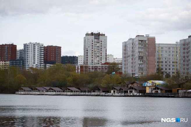 Спартак находится в нескольких минутах ходьбы от жилых домов | Источник: Андрей Бортко / NGS.RU