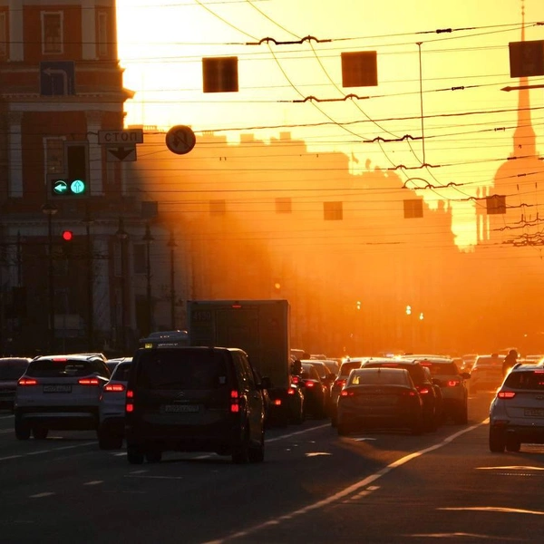 Все оттенки оранжевого. Вечер воскресенья подарил петербуржцам огненный закат | Источник: Павел Даиси / «Фонтанка.ру»