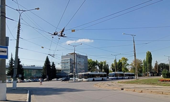 В Тольятти на 21-м маршруте курсирует всего одна машина — ждать троллейбуса придётся дольше