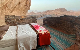 Постель в скалах, а вокруг пустыня: сколько стоит переночевать в самом оригинальном отеле Иордании