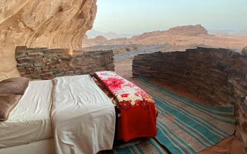 Постель в скалах, а вокруг пустыня: сколько стоит переночевать в самом оригинальном отеле Иордании