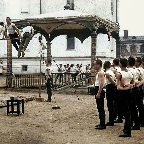 Омские кадеты в 1913-м. За упражнениями наблюдает генерал-лейтенант Александр Медведев | Источник: BspChannel / T.me