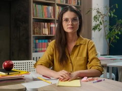 Мать школьника наткнулась на «голую» учительницу в фитнес-зале и устроила скандал — за честь педагогов вступились в Госдуме