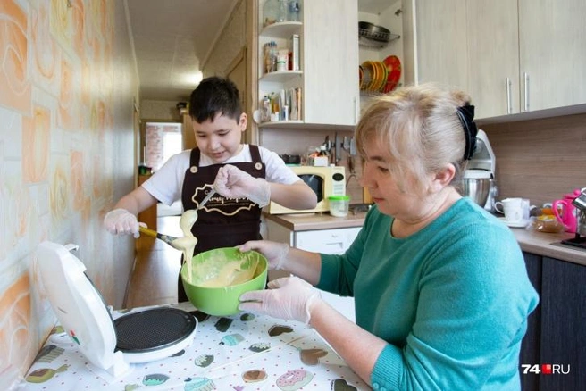 Мавлиха, ухаживая за сыном, освоила навыки кондитера, женщина печёт вкусные торты, а сын ей помогает | Источник: Илья Бархатов