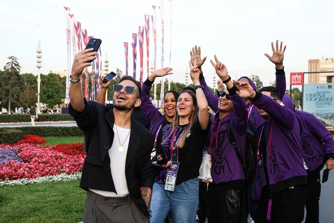 Конкурсанты «Интервидения» Москву уже посмотрели, теперь настало время показать, на что они способны | Источник: «Интервидение-2025» / Vk.com