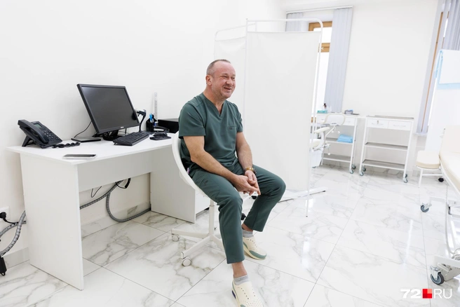 Дмитрий работает урологом с 1999 года, в этом году он отпраздновал 50-летний юбилей | Источник: Ирина Шарова / 72.RU
