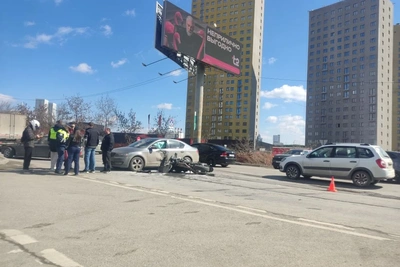 Авария с байкером парализовала выезд из Академа