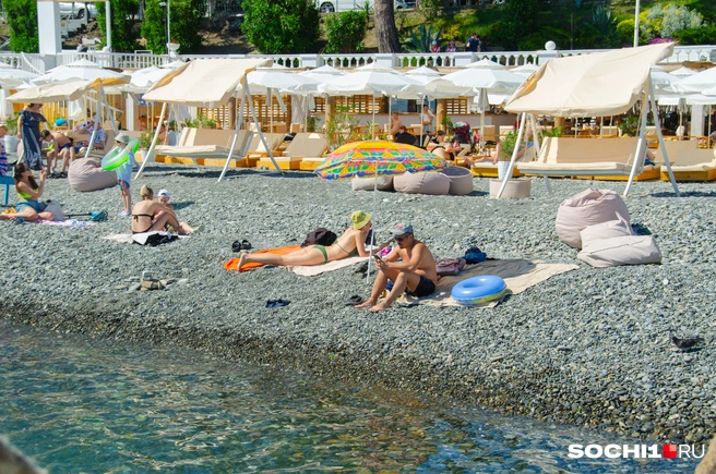 На пляже полно места | Источник: Оксана Витязь / SOCHI1.RU