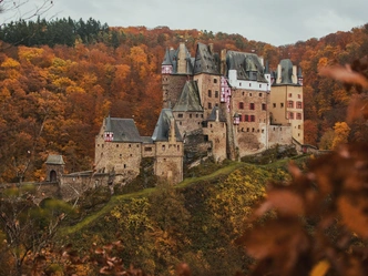 Тест: Какой вы замок в осеннем лесу? | psychologies.ru