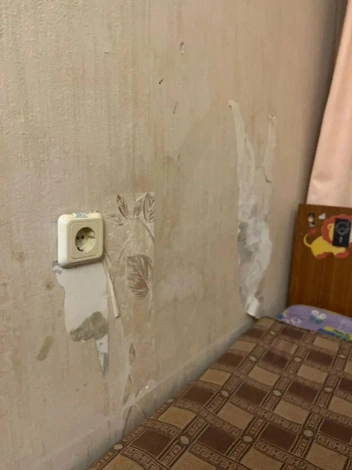 Оборванные обои встретишь не в каждом общежитии | Источник: Полина / «Яндекс Карты»