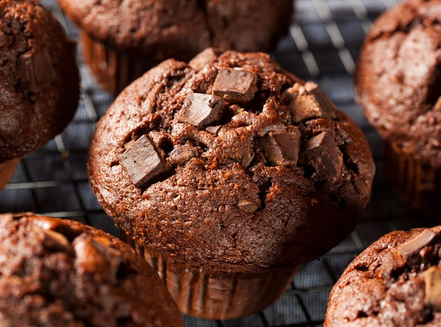 Шоколадные маффины для сладкого вечера: рецепт десерта, который тает во рту