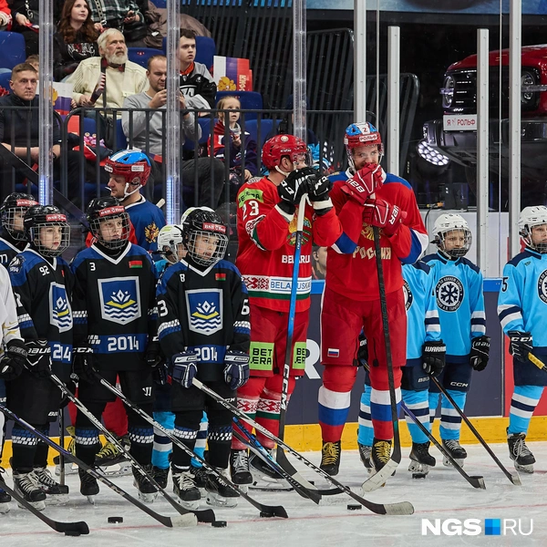 В нем соревновались четыре команды: «Красная машина Юниор», «Сибирь» и сборные Казахстана и Белоруссии | Источник: Александр Ощепков / NGS.RU