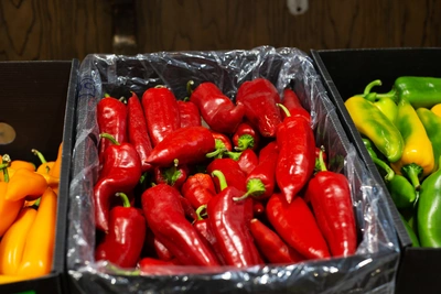 Нежная закуска из перца Рамиро с сырной начинкой и помидорами черри
