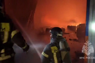 Склад охватил огонь в Ленобласти