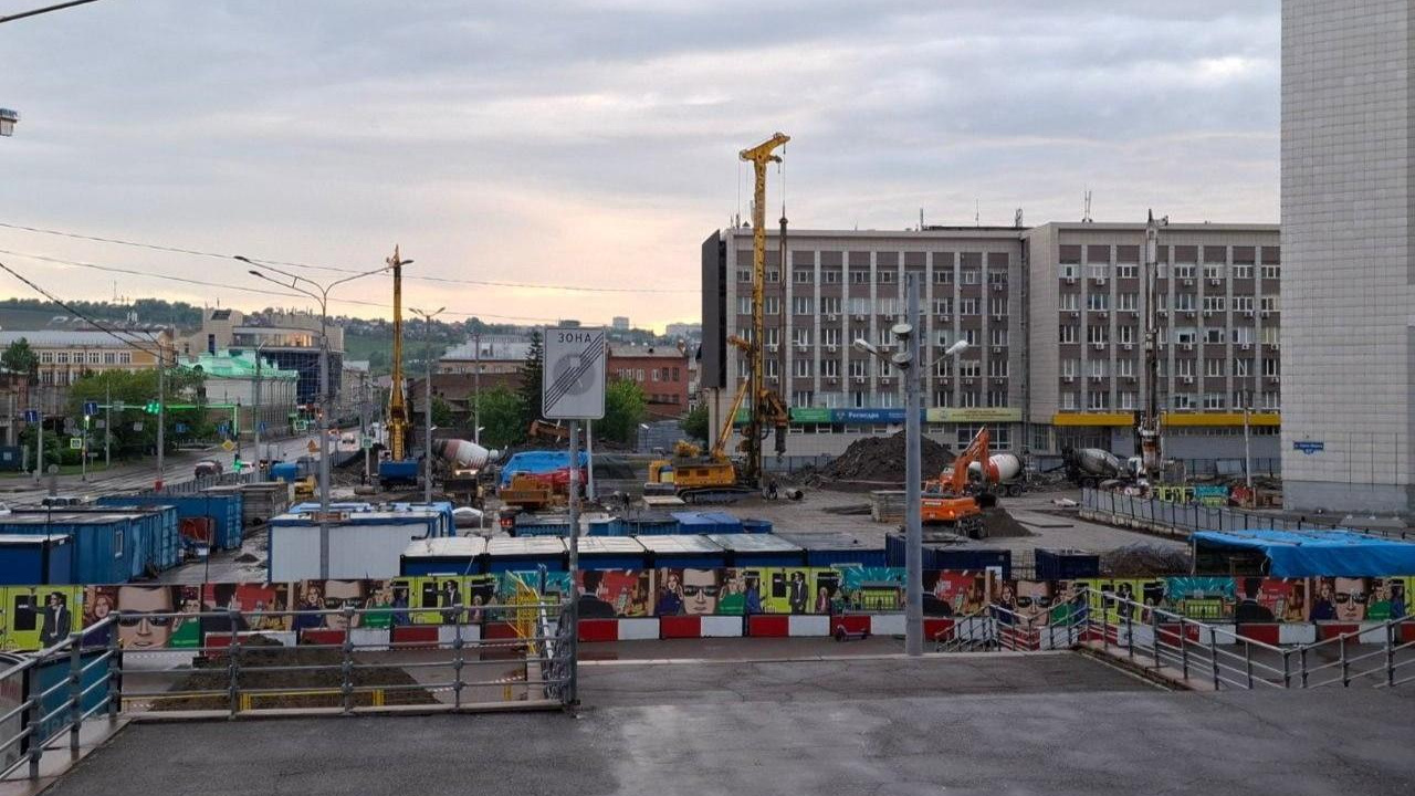 Центр Красноярска частично остался без холодной воды из-за прорыва трубы на стройке метро: список адресов