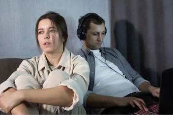 «Парень отказывается говорить, что любит меня. Отмазывается тем, что его любовь в действиях, а не словах…»