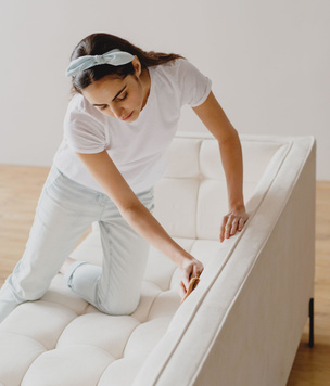 Как чистить диван в домашних условиях: полезные лайфхаки