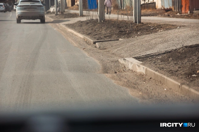 А вот саму улицу 25-го Октября перекладывали в 2024-м. И здесь уже есть провалы | Источник: Даниил Конин / «ИрСити»