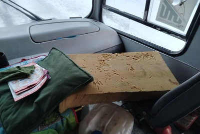 В Екатеринбурге водители завалили сиденья автобусов хламом