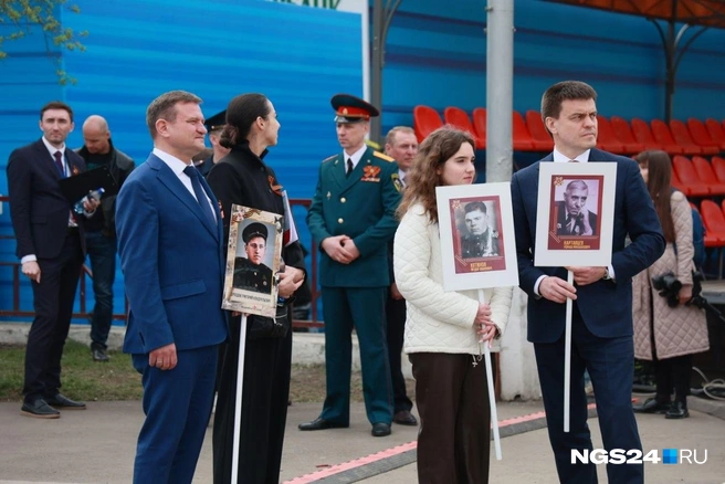 Готовятся к акции. Слева направо: депутат Госдумы Александр Дроздов, дочь губернатора Михаила Котюкова, сам губернатор | Источник: Мария Ленц / NGS24.RU