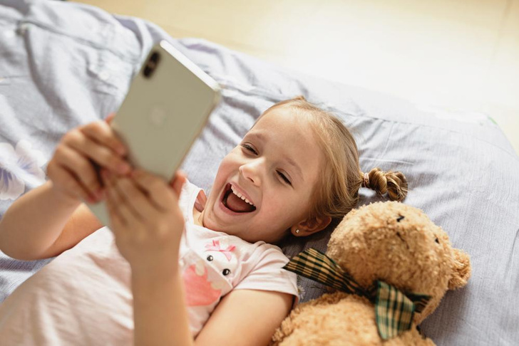 «Детям до двух лет нельзя проводить время за экранами смартфонов и телевизоров», — считают скандинавские эксперты