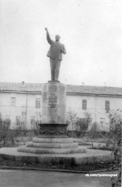 Памятник Ленину у Гостиного двора в 1958 году. Куда он делся? | Источник: ТЮМЕНЬ до НАШЕЙ ЭРЫ