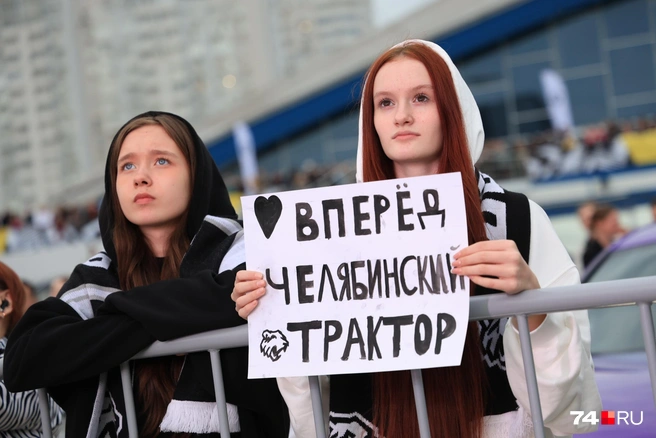 Все смотрят на экран с надеждой: ну должны ведь наши живчики собраться и показать гостям настоящую игру! | Источник: Михаил Шилкин