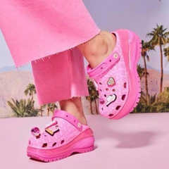 Crocs выпустили обувь в стиле «Барби»