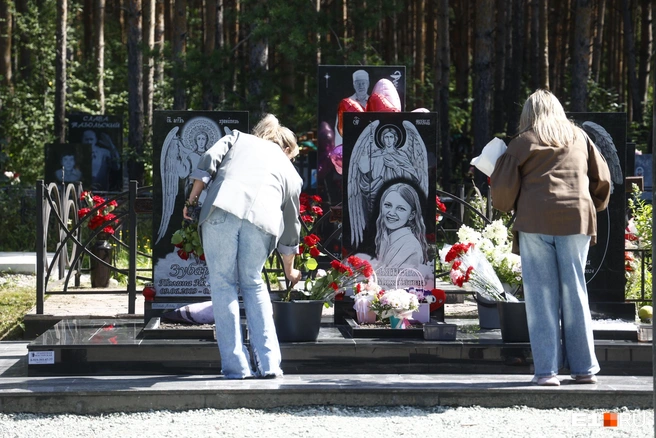 Ане Касьяновой 30 июля исполнилось бы 15 лет. Она похоронена рядом с подругами. Два дня назад на могиле девочек поставили новые памятники | Источник: Владислав Лоншаков / E1.RU