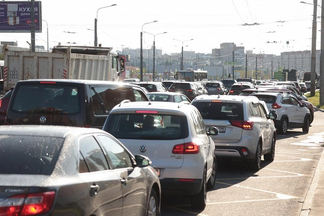Петербуржцы едут на дачу. Выезды из города на северо-востоке и юго-востоке светятся «красным» | Источник: Сергей Михайличенко / «Фонтанка.ру»